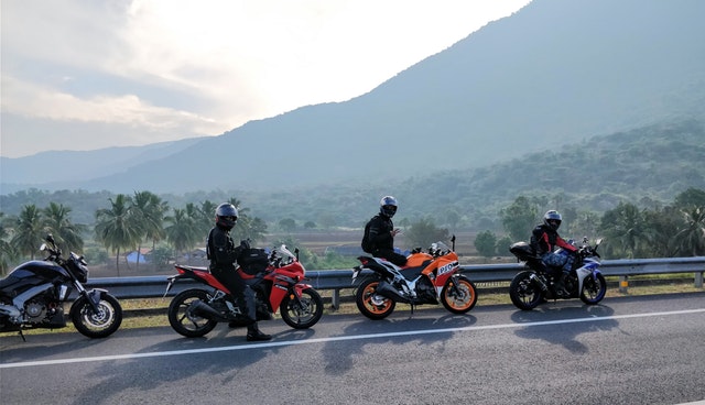 Traja motorkári stoja na diaľnici, foto.jpg
