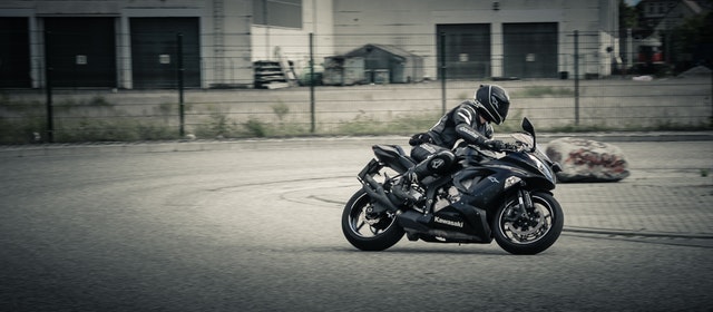 Jazdec na motorke, Kawasaki, čierna farba.jpg