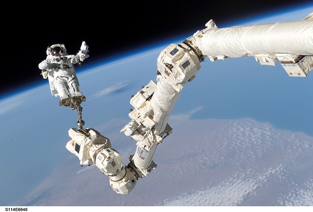 Astronaut vo vesmíre.jpg